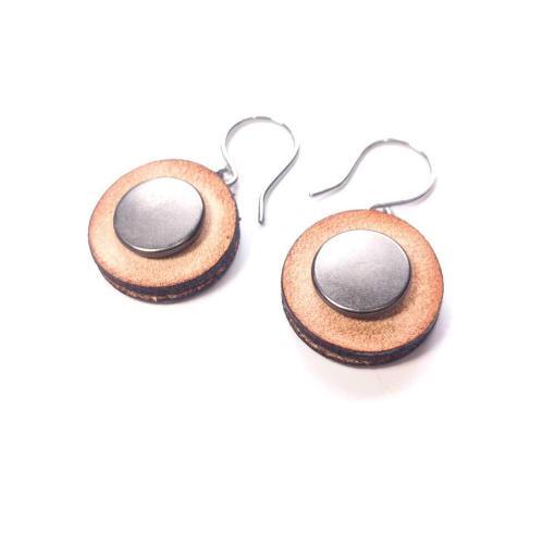 Tan leather circle dangle earrings.